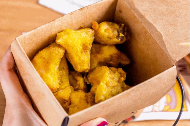 古城这家店很小，但鸡炸得好