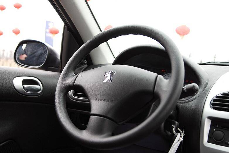 哥们的标致206卖我8000元，这价位入手划算吗？