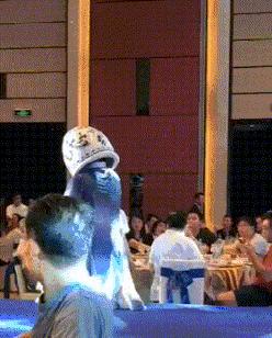 搞笑GIF动图：原来姑娘才是大力士，后面的黑人哥们都看呆了