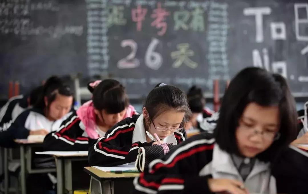 初中生读技校选哪个地方前景好,中考生是报职高好还是技校好