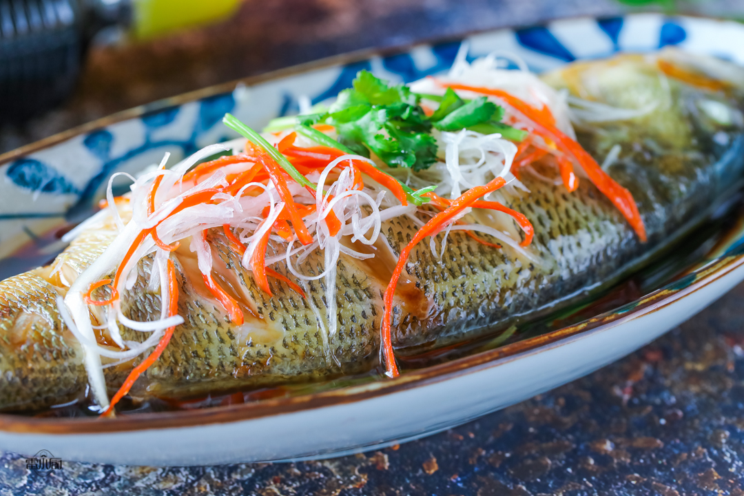 蒸鱼后先淋油还是先加蒸鱼豉油,蒸鱼时先放蒸鱼豉油还是先淋油