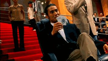 你爸妈看地方台打牌节目的样子，像极了看LOL直播的你