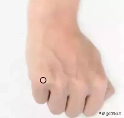 鼻塞流鼻水打喷嚏是鼻炎还是感冒,鼻炎鼻塞流鼻水打喷嚏中医