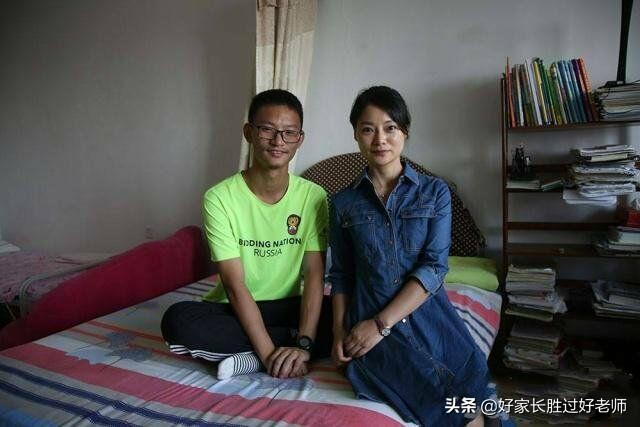 跪谢母亲考生斩获635分，其母亲不仅颜值高，育儿方法更值得学习