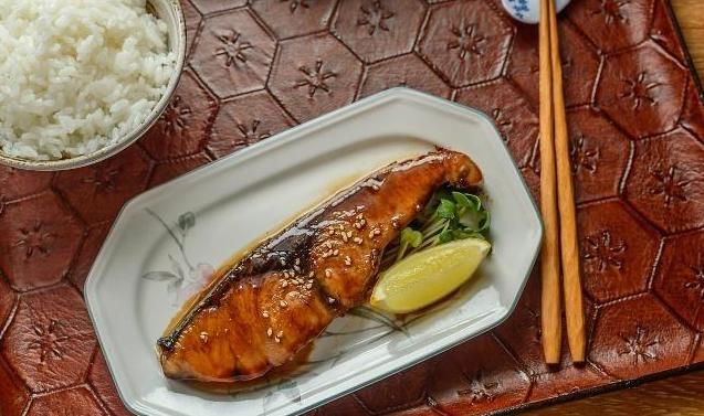 家常红烧鱼又嫩又好吃怎么红烧,掌握了红烧鱼的烹饪技巧