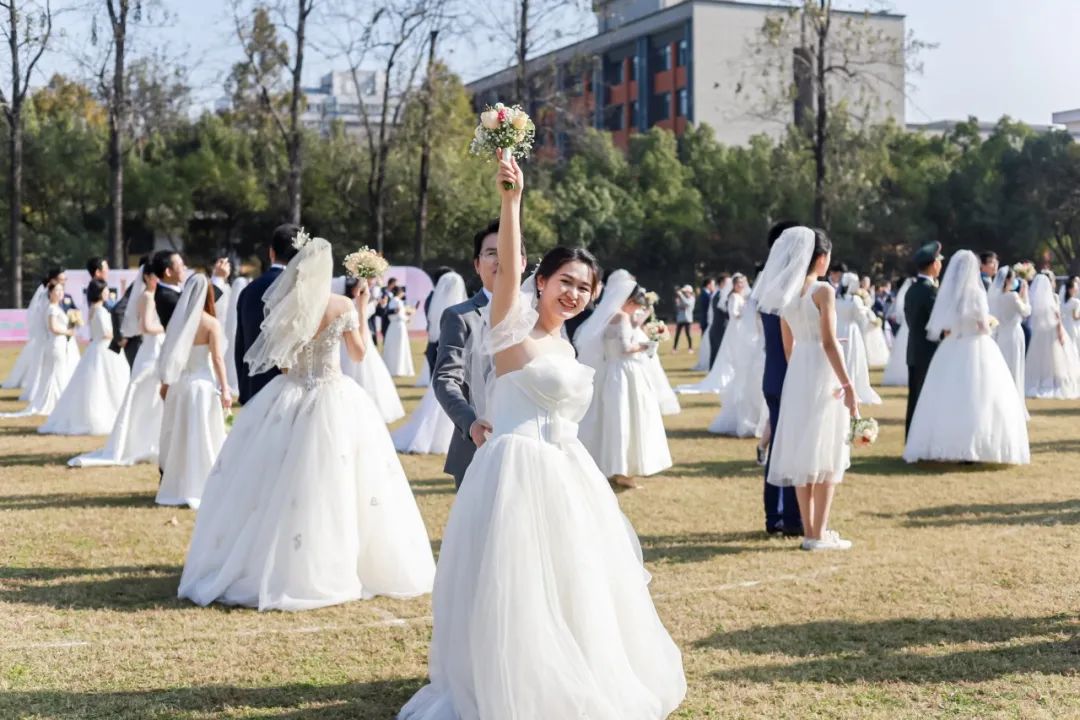 李兰娟致敬院士视频,致敬李兰娟院士的诗朗诵