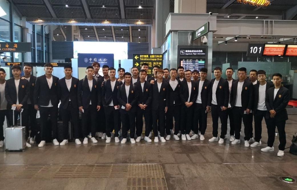 国奥出征造型抢戏：集体黑西装+白鞋+白衬衣！球迷：像热血高校