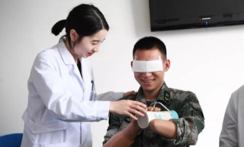 为了谁杜富国一等功,一等功臣杜富国回家视频