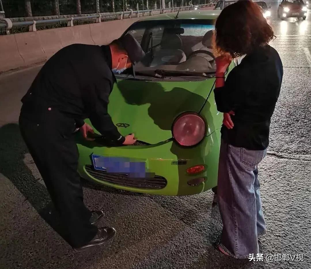 女子车起火下一秒让她目瞪口呆,轿车冒烟路人奋力抢救