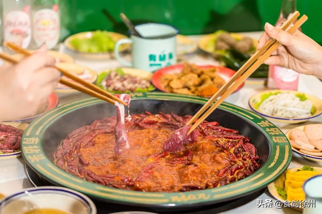 徐州闹市一角，还原了80年代的市井范儿！笸箩上菜，98元吃17样！