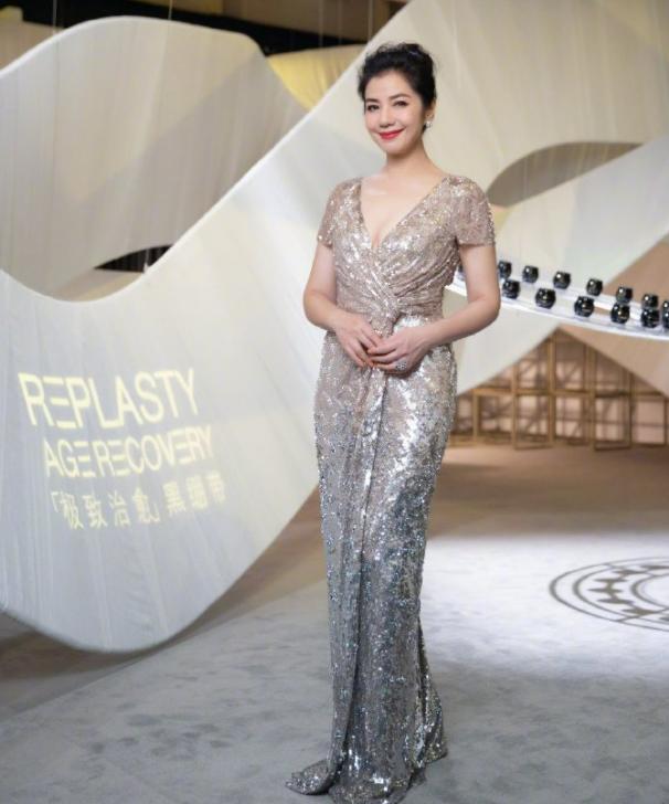 60岁钟楚红近照潇洒,59岁钟楚红气质依旧