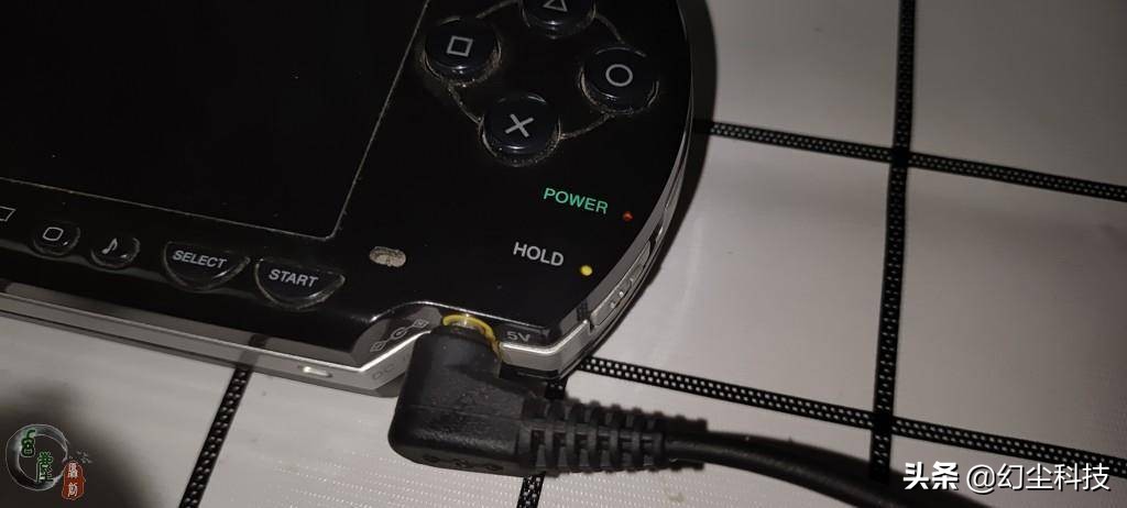 psp老式游戏掌机,收拾屋子的时候发现一个手机