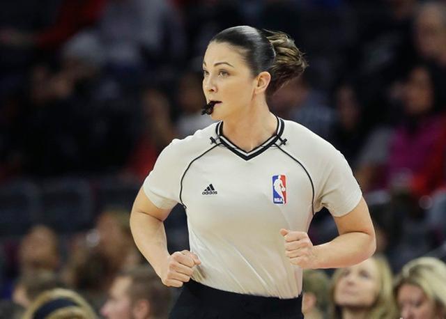 NBA美女裁判场上遇“尴尬”，黑人球员摸错部位，詹姆斯点名称赞