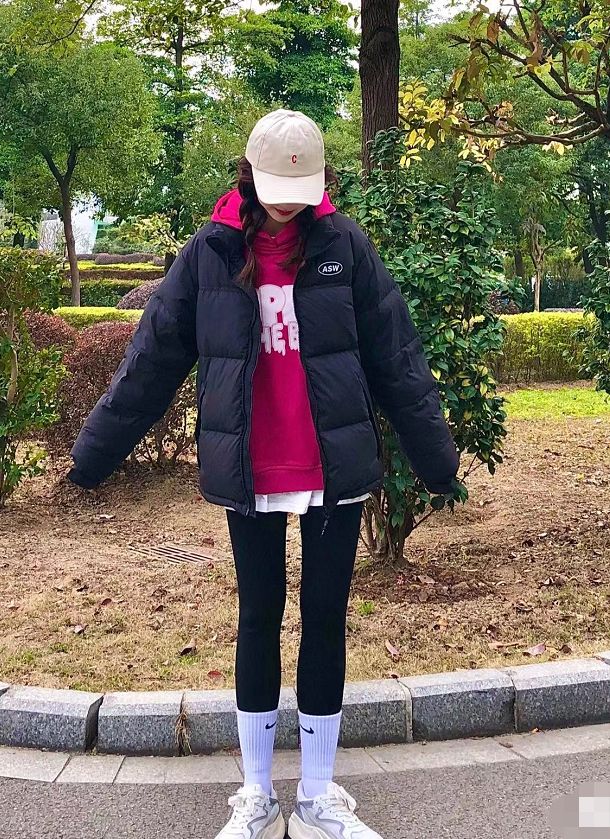 牛仔阔腿裤穿搭冬季羽绒服,阔腿裤冬季搭配短款羽绒服米白色