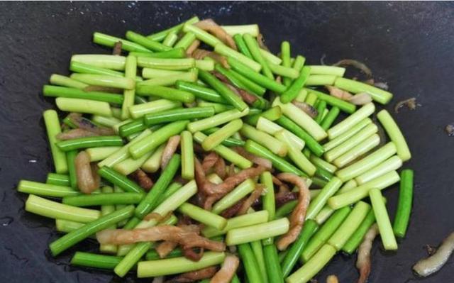 炒蒜苔时要不要拔头,炒蒜苔直接倒鸡蛋