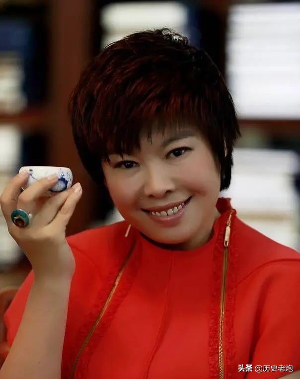 于丹被学生轰下台完整版,被学生轰下台的于丹现状如何