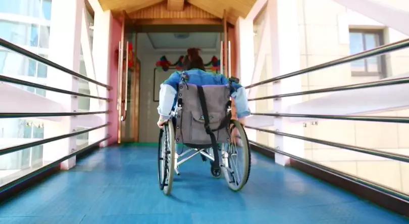 她3岁惨遭父母抛弃,无腿女孩截肢后被父母狠心遗弃