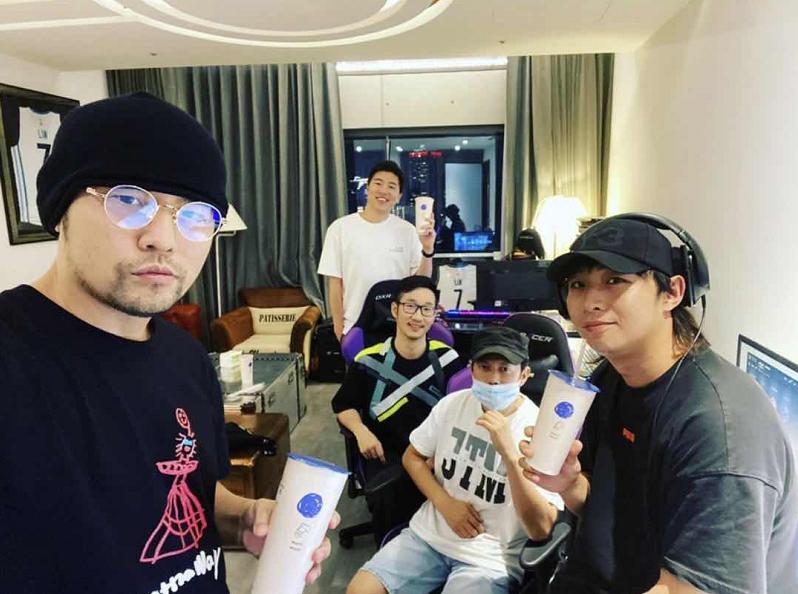 周杰伦比赛也不忘耍帅,周杰伦打游戏然后线下打球