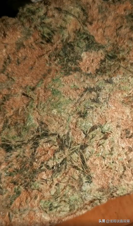 “猪棕杨，扎石上，破坏性大要防范”，这类癣有色无色，都不要碰