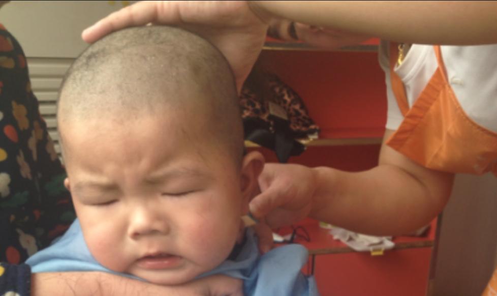 婴儿10个月剃头发技巧,宝宝满月剃头怎么讲究