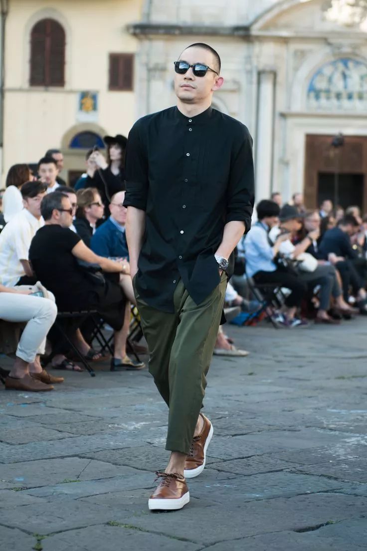 低调的黑色衬衫，应该怎样穿？