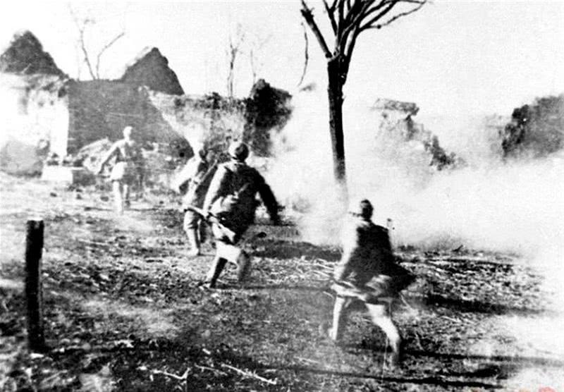 浙江老兵三个军功章,80岁老军人挂满军功章