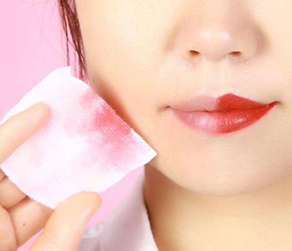 嘴唇干燥起皮用什么润唇膏最好,为什么涂了润唇膏嘴巴容易起皮