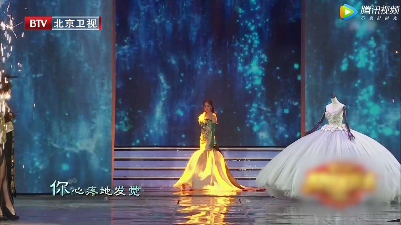 北京春晚杨幂走秀,杨幂春晚走秀高清图片