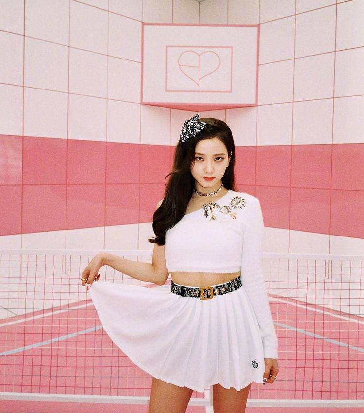 1月开年封才过，粉墨的金智秀又拿下2月封，时尚资源太好了