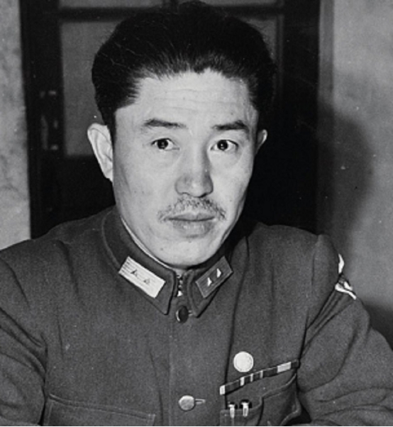 毛*东泽**接待朋友时,发现兜里只剩一根烟,随手一个动作尽显智慧