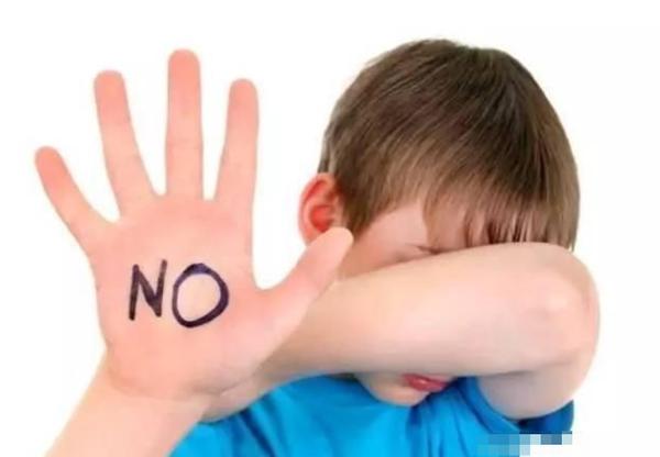 熊孩子往井盖扔鞭炮被炸飞,熊孩子往井盖中扔鞭炮被炸飞后续