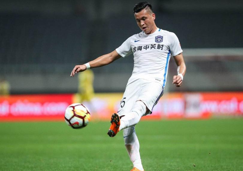 马宁出黄牌原视频,马宁掏出红黄牌被认可