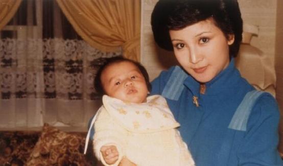 70岁老人找小20岁的女友,周润发年轻时的情史