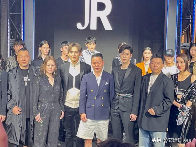 阿娇最新西装照片,阿娇穿小绿西装