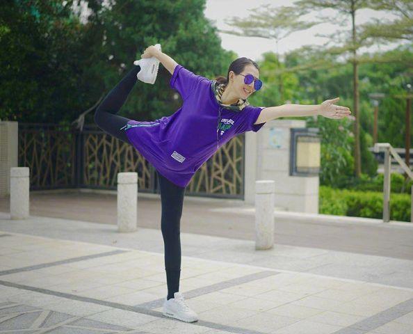 蔡少芬晒孕肚照,蔡少芬挺孕肚领奖