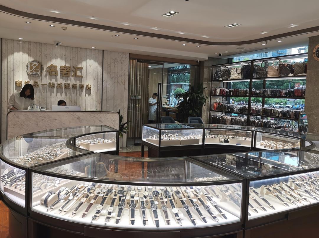 3年开了几十家连锁店,抖音直播卖二手奢侈品好做吗