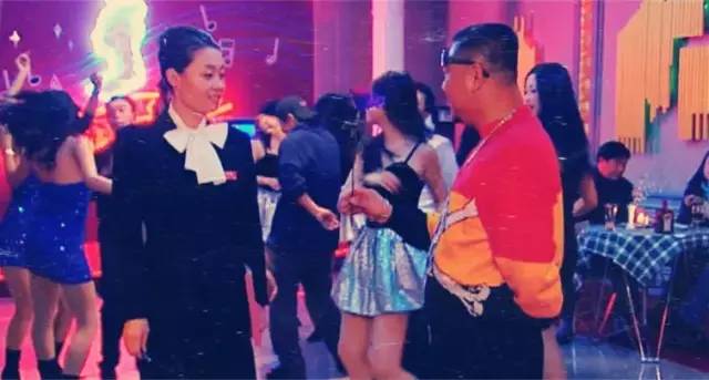 被嘲笑、被看不起的小人物,其实他背负着中国人身上浓浓的人情味