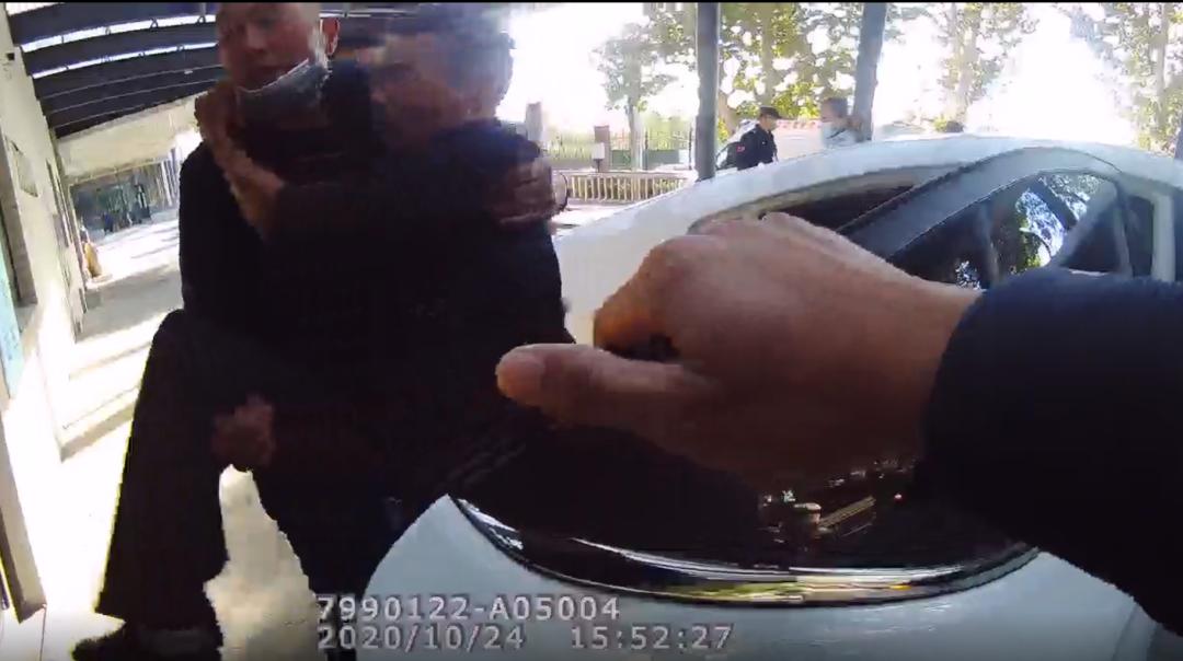 交警化身推车侠徒手推车,执勤交警一路小跑帮老人推车