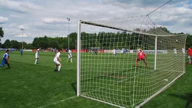 激励年轻人踢足球,推动青少年足球运动发展