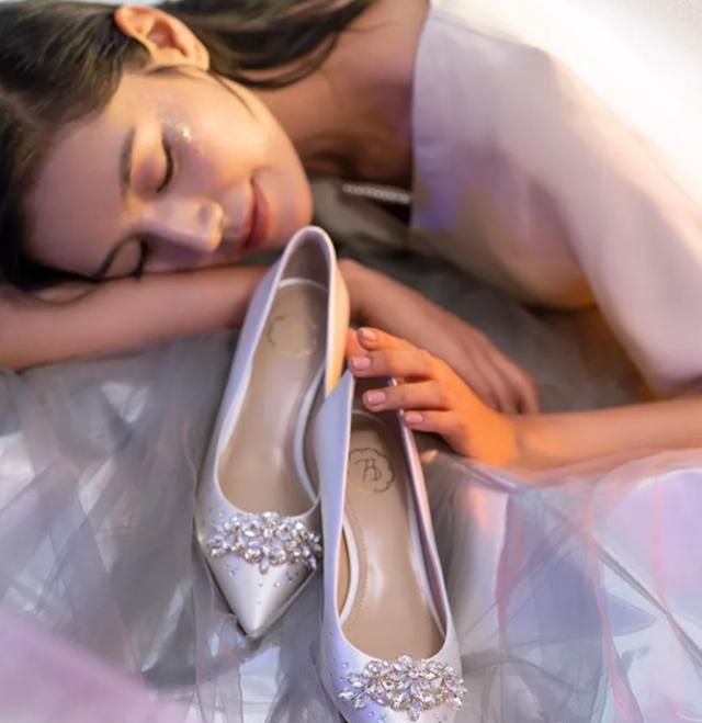 建议30岁以上女性:别穿牛仔裤配小白鞋,这些平底鞋选穿上更高级