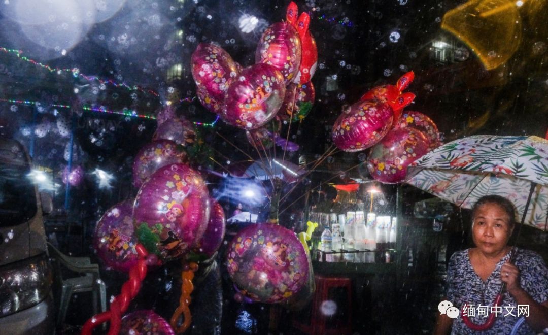 仰光雷雨，积水没过大腿，不少车子在水中“游”