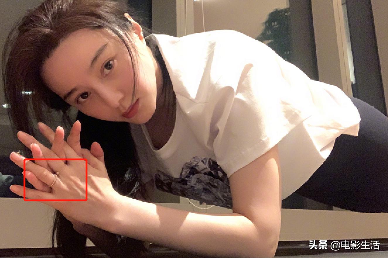 范冰冰衣着平底鞋无名指戒指抢镜,范冰冰晒自拍露出无名指戒指