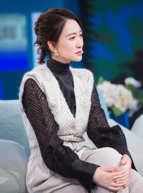 李小冉穿长裙配黑色露脐装,李小冉披肩长裙秀好身材