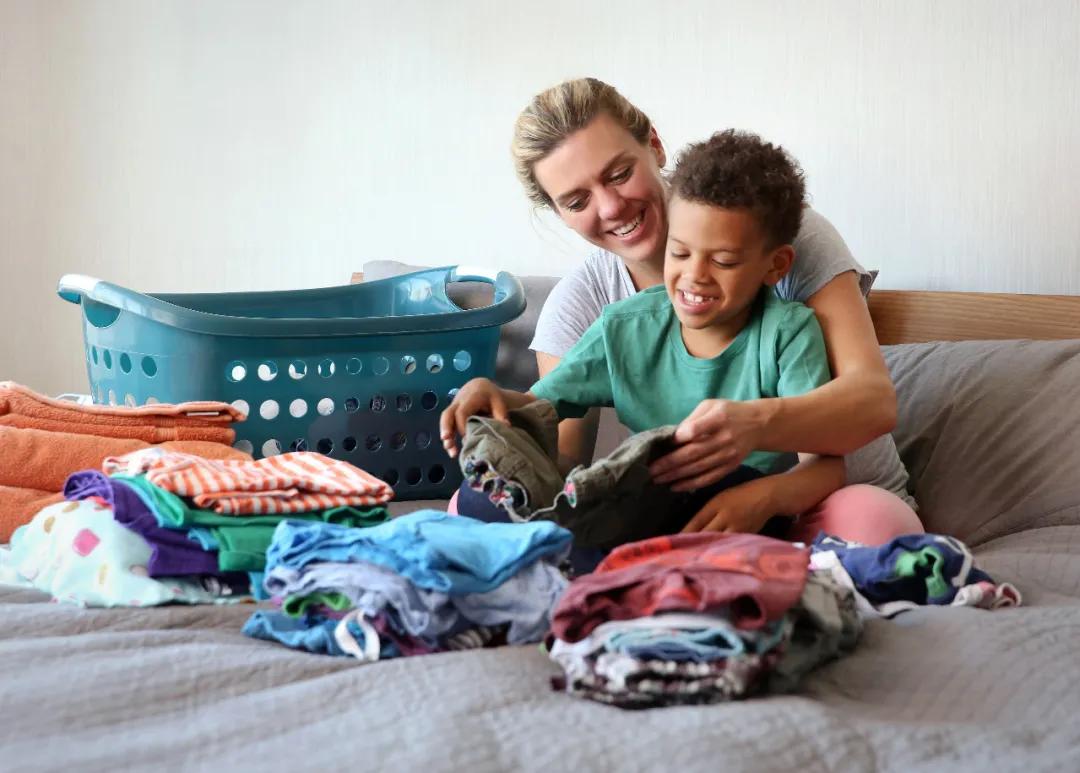 宝宝巴士教小朋友叠衣服,教宝宝叠衣服英语教案