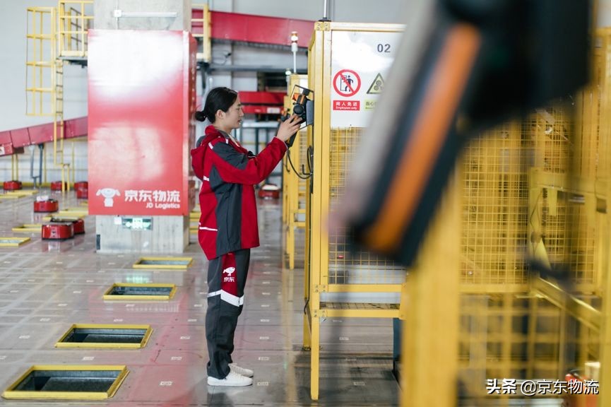 物流新青年|分拣员到机器人管理员，90后姑娘和她的技术梦