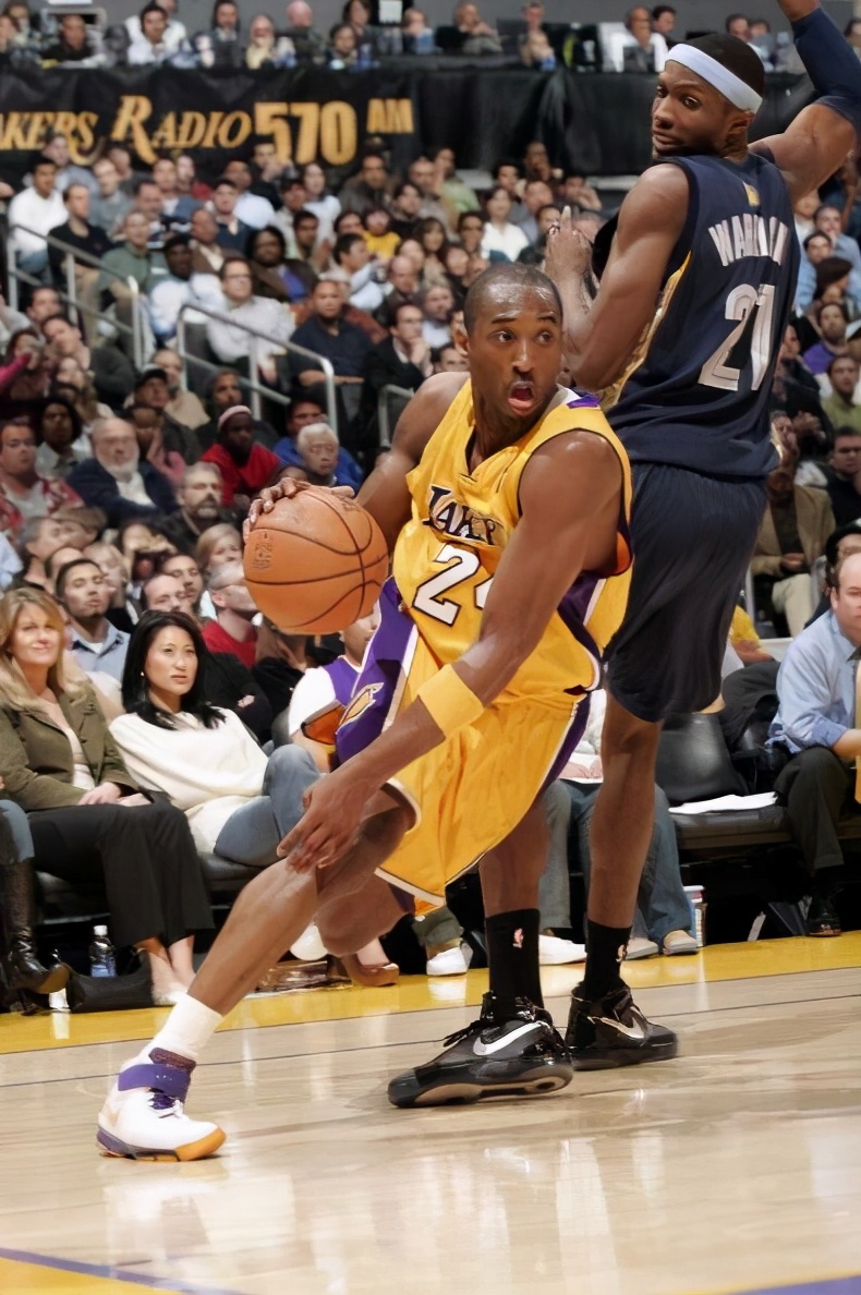 乔丹左手运球练习,乔丹胯下变向运球