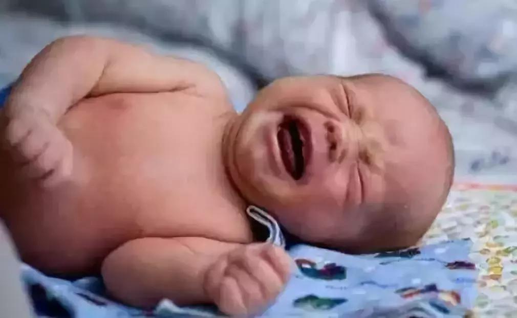 新生儿憋气小腿乱蹬是什么情况,新生儿憋气使劲踢腿哭闹