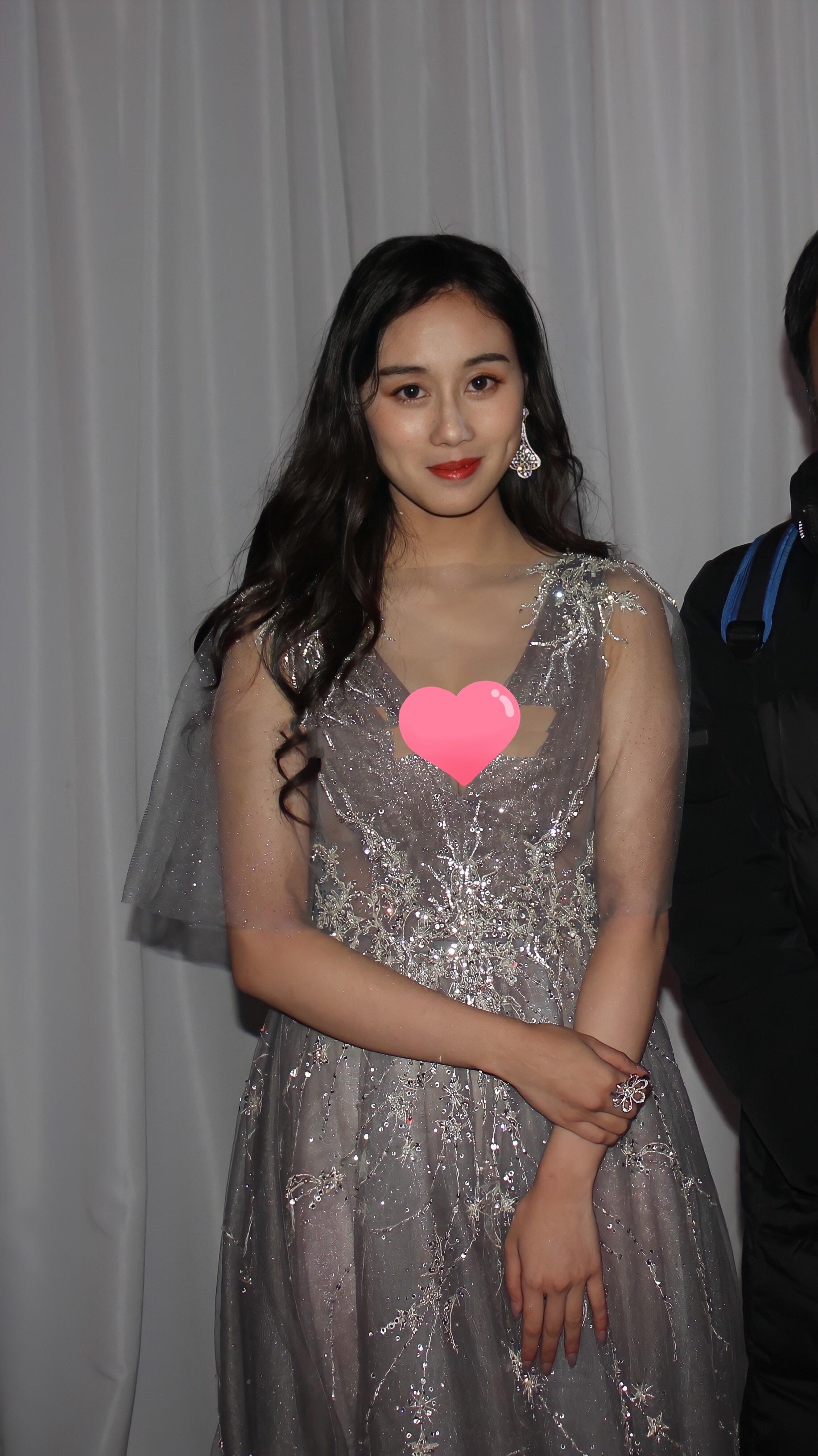 奚梦瑶和何超欣图,奚梦瑶和何超欣对比照