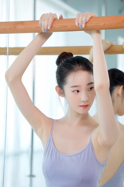 芭蕾女神张艺凡选秀台上只会哭,网友群嘲“你以为你是杨超越”?