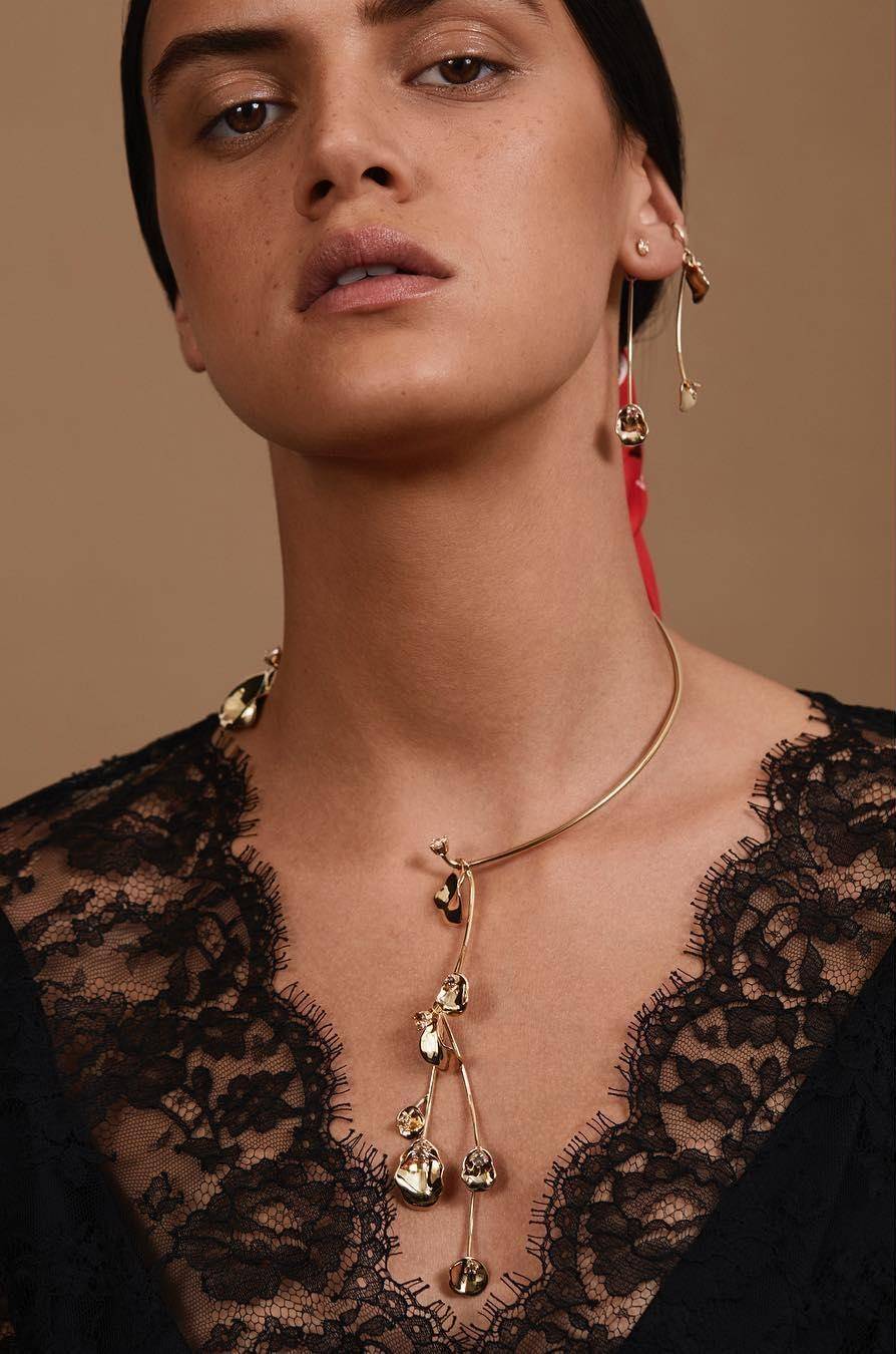 有时候质感就体现在小小的配件上，一件可以陪你穿梭日常的珠宝